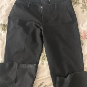 Lågmidjade kostymbyxor  - SLITIS! lite täcken på användning annars super fina 