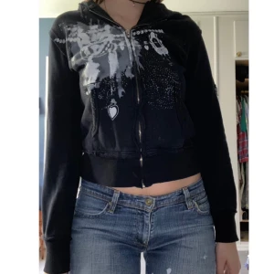 Hoodie med coolt tryck! - Mörkblå hoodie med dragkedja och resårsnören för luvan, supercoolt tryck! Storlek M, men känns mer som XS/S. Köptes på plick för 300kr, men säljer då den inte kommer till användning💕