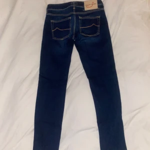 Jacob Cohën jeans - Snygga mörkblå jeans från Jacob Cohën. Perfekta för dig som gillar stilrena och tidlösa jeans. De är i mycket bra skick. Storlek 28