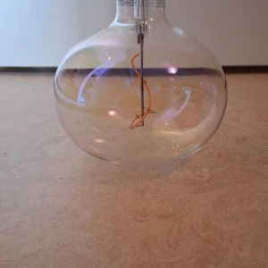 2st stora lampor e27 - 2st fina lampor från ikea sockel e27.                            Nypris: 149kr styck