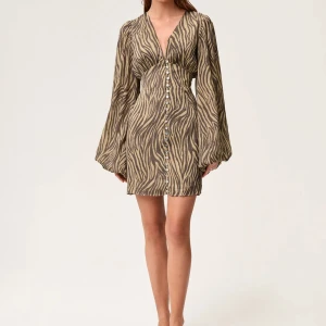 Adoore klänning, 38 - Helt ny, säljer pg vill byta storlek och försent att lämna tillbaka. Skriv för privata bilder med etikett eller klänningen på