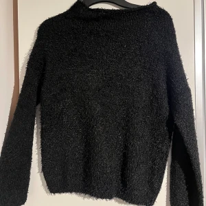 Svart fluffig tröja från Lindex - Mysig svart långärmad tröja från Lindex. 