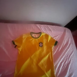 Brasil Pelé 10 fotbollströja - Säljer en klassisk Brasilien fotbollströja, storlek M, andvänd 2 gånger