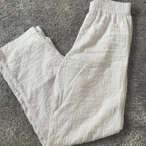 Rosa/vit rutiga pyjamasbyxor från Gina Tricot - Säljer ett par rosa/vit rutiga pyjamasbyxor från Gina Tricot i storlek XS. Byxorna har resår i midjan och är tillverkade i ett luftigt och lätt material. Ser något gråa ut på bilden vilket jag inte tycker stämmer överens med verkligheten🤗