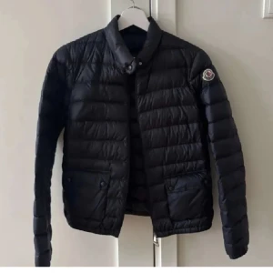 Moncler jacka - Jacka ifrån moncler. Passar storlek xxs-xs. Pris kan diskuteras!☺️