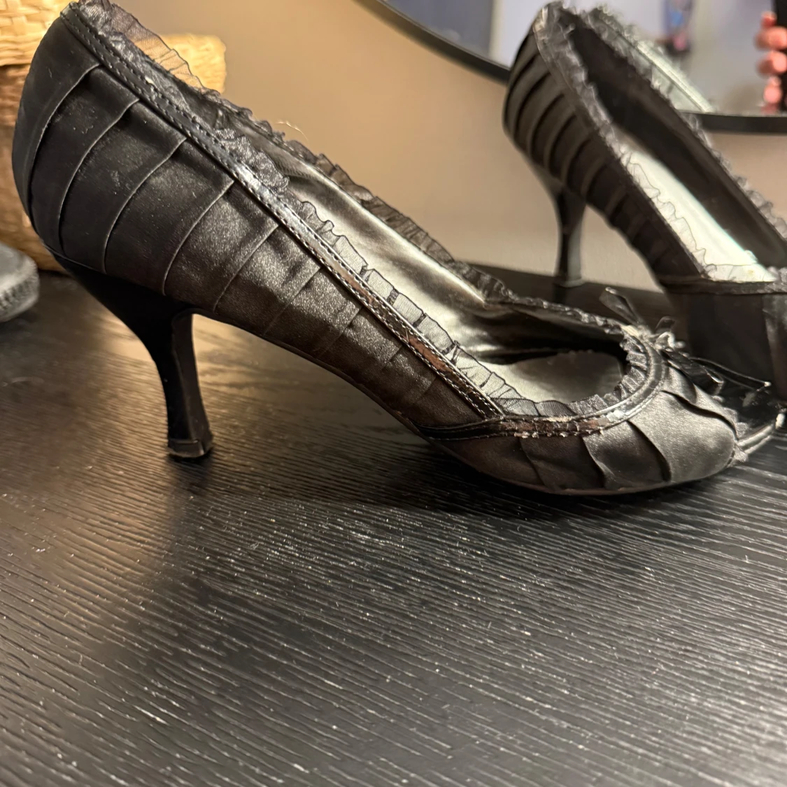 Svarta klackar med rosett och öppen tå - 1