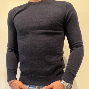 J.Lindberg tröja  - Tja! Säljer en mörkblå J.Lindberg tröja som använts fåtal gånger. Tröjan har inga defekter eller likande och är i princip i nyskick. Tröjan är i storlek S men sitter bättre på en storlek XS enligt mig. Vid minsta lilla fundering tveka inte på att höra av er. Buda om ni tänker er en snabb affär! Nypris 999kr