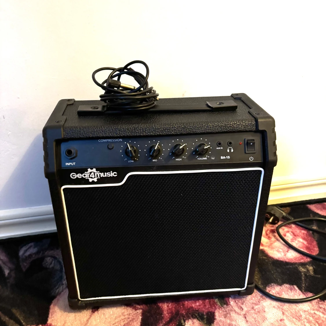 Svart elbas med förstärkare från Gear4music - 2