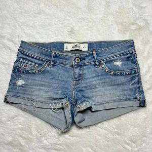 Lågmidjade jeansshorts hollister minishorts  - Superfina ljusblåa jeansshorts från hollister. Storlek w24 enligt lapp men väldigt stora i storleken som hollister shorts ofta är. Passar mig med w26-w27. Midjemått:37 stretch till 40. Köp sker via köp nu, jag postar inom 24h. Kvar tills markerad såld 