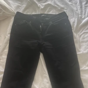 Svarta bootcut jeans från True Religion - Säljer ett par svarta jeans från True Religion med bootcut-modell. Jeansen har inga effekter eller hål. Dem är använda ca 5 ggr och passar perfekt på mig som är 165. Säljer pga dem inte kommer till användning så mycket. Köpta för 1300kr på jeans bolaget säljer för 800kr
