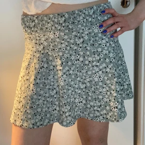 Blommig kjol! - Blommig kjol från Lager 157! Mycket bra skick. Kjolen är stretchig så passar flera storlekar!💞😊