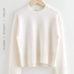 Vit stickad tröja med rund hals - Säljer en vit stickad tröja med rund hals och långa ärmar. Tröjan har bred ribbstickning vid ärmslut. Perfekt för en stilren och enkel look. Storlek L men passar mig bra som brukar ha S/M💕