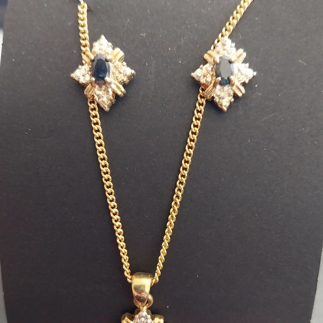 Guldpläterat smyckeset med pärlor och rosetter - 4