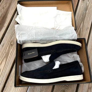 Marinblåa mocka loafers från Massimo Dutti - Stilrena marinblåa loafers i mocka från Massimo Dutti med vit platt sula. Skorna har en klassisk design utan snörning och passar perfekt till sommaren. Köpbevis finns och påse och box inkluderas med. Ordinarie pris: 1300. Mitt pris: 900 kr. Pris kan diskuteras!