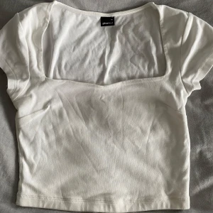 Vit topp från Gina Tricot - Fin topp från Ginatricot!! Använd fåtal gånger.🙌🏾🙌🏾💕