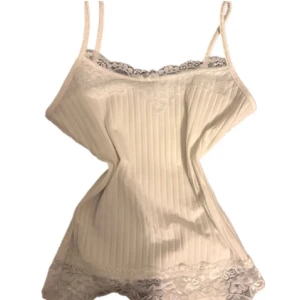 Söt top💝 - En jätte gulligt top som passar både bra med Jeans eller en kjol.Dem har små lite detaljer som är jätte cute.Jag skulle säga runt ålden 14-15 år gammal.Jag har aldrig än vänt den för att jag har för många vita tröjor.Om ni har några frågor fråga mig tack💝