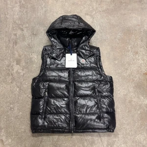 Moncler Puffer Väst Ny - Svart Moncler väst, bara testad en gång.                        Storlek 3, sitter som L