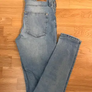 Jeans i strl L från Lager 157. Modell: skinny. Material: bomull, elastisk och polyester. Mycket fint skick. 