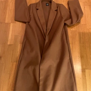 Fin kappa från Zara💋 - Säljer denna fina kappan pga att den ej används❤️Helt oanvänd och tror inte att den fortfarande säljs! Köpte för 750 men säljer för 500-600kr PRISET KAN DISKUTERAS 