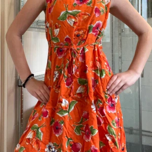 Fin klänning från Um & Company💋 - Säljer denna fina klänningen pga att den ej används! Använt 1 gång men aldrig mer💋PRISET KAN DISKUTERAS ❤️❤️På klänningen sitter ett band som man knyter på klänningen! Superfint