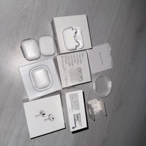 AirPod Pro 2 - AirPod Pro Gen 2 – Exakt samma prestanda till ett oslagbart pris! Exakt samma funktioner! • Fantastisk ljudkvalitet och aktiv brusreducering • Perfekt passform för alla öron och bekväm att använda hela dagen • Lång batteritid – upp till 6 timmar på en laddning  Vanligt pris: 2699 kr – Nu bara 499 kr! Du får exakt samma prestanda och design som de äkta för en bråkdel av priset. Var snabb – dessa går åt snabbt! Bilden är endast för illustrationssyfte