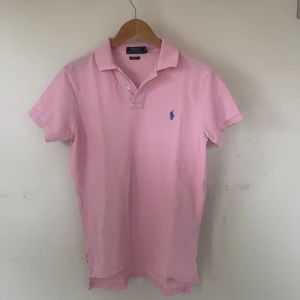 Rosa piké  från ralph lauren - Tjena säljer nu ett stort paket av ralp lauren pikés, en av dem denna snygga rosa! Den har inga defekter och är i custom fit men passar S, hör av dig vid fundering eller fråga!💫
