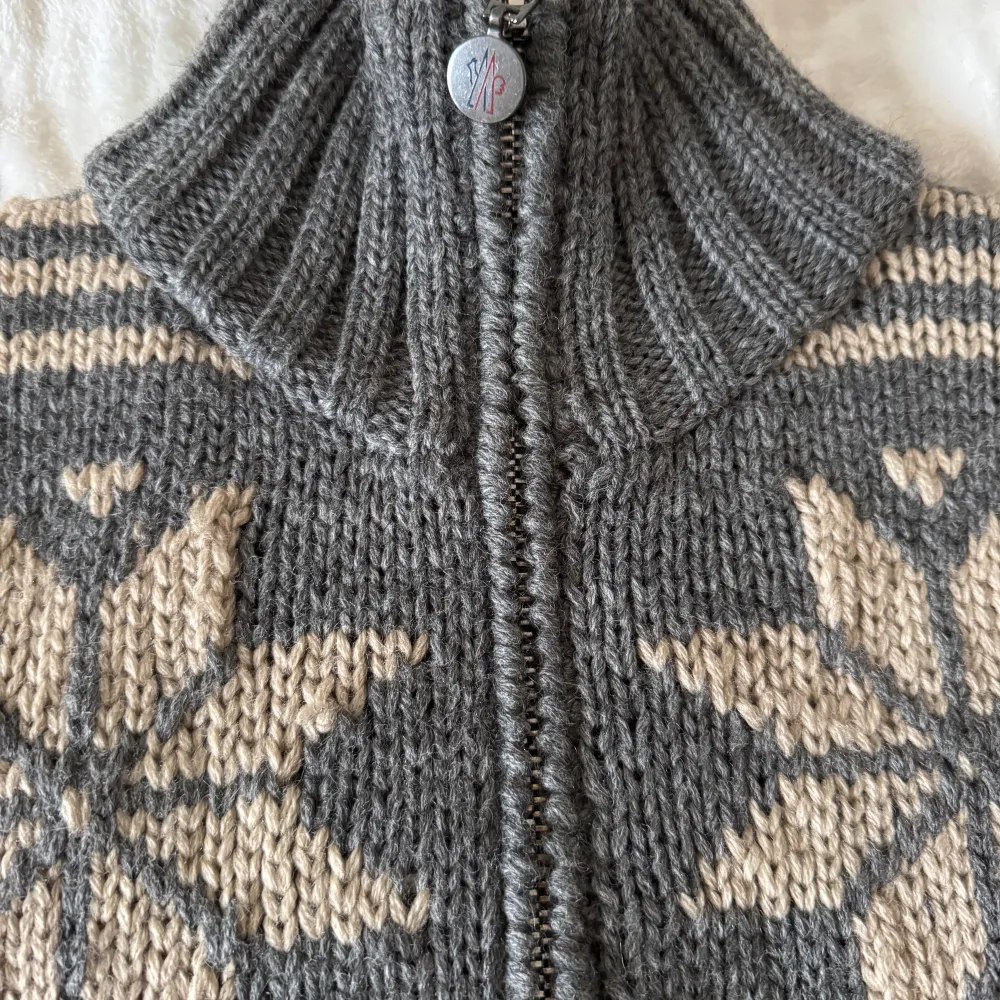 Snygg stickad zip tröja från Moncler | Använd fåtal gånger, väldigt bra skick | Säljer pga för liten | Pris 1500kr Skriv vid fler frågor eller bilder🙌. Neuletakit & Villapaidat.