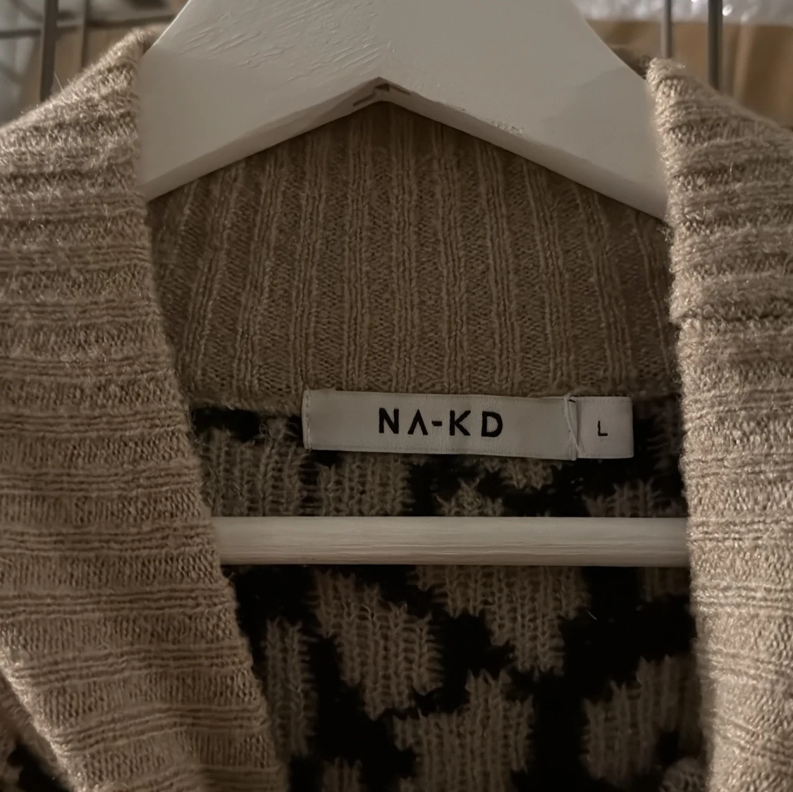 Leopardmönstrad stickad polotröja från NA-KD - 1