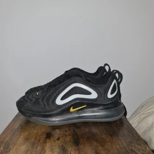 Nike Air max 720 - Nike Air max 720 perfekt för dig som är lite mindre och behöver snygga skor. Pris är inte fast. 