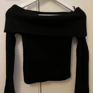 Säljer en svart stickad offshoulder-tröja från H&M i storlek XS. Kontakta mig om ni har nån minsta fundering eller fråga.💕
