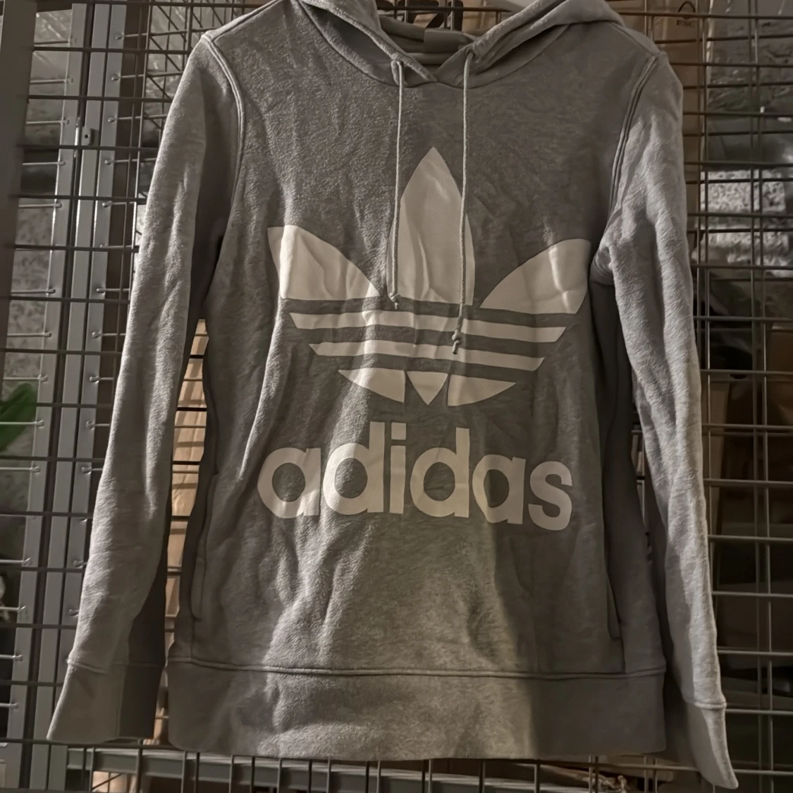 Grå hoodie från Adidas