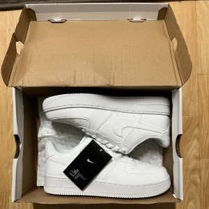  Air force 1 -  Vita air force one Oanvända helt nya fick de som ett present, men passar inte mig och försöker att bli av med dem