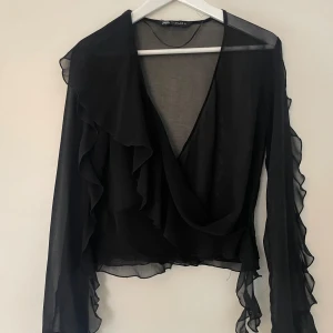 Volangblus zara - Säljer denna snygga volangblus då jag inte använder den. Endast använd 4 gånger 