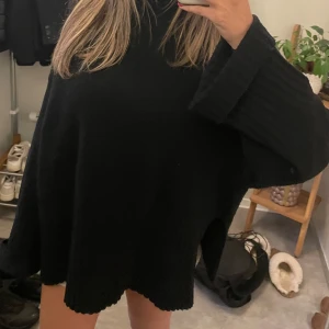 Svart  stickad tröja - Säljer en svart stickad tröja med vida armar. Lite nopprig på framsidan.