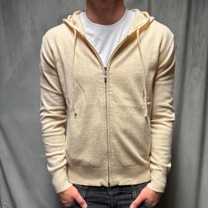 Kashmir/Merino Zip hoodie - En riktigt skön Kashmir/Merino zip hoodie i storlek XS! Modellen är 177cm, men passar mindre! Använd 2 gånger, därför toppskick på hoodien! Hör av dig vid frågor!🌟