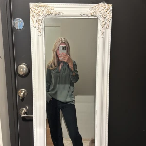 Grön satinblus - Grön satin blus med snörning vid halsen/bröstet samt vid armslutet från hm storlek XS