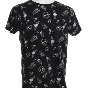 Gothicana t-shirt - En t-shirt som är köpt på Sellpy därav är dem två första bilderna lånade från sidan!  Kommer från EMP med märket Gothicana samt så är den både urtvättad och har textilfiber på hela varan. Den är i storlek L, men kändes som en M på mig.   För mer frågor eller allmänt funderingar så tveka ej att skriva! :D