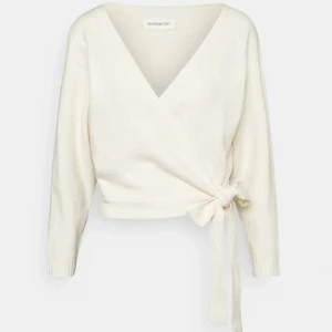 Vit omlottkofta 💕 - Säljer en superfin vit omlottkofta från Even&Odd. Perfekt att styla med jeans eller kjol för en fin outfit❤️