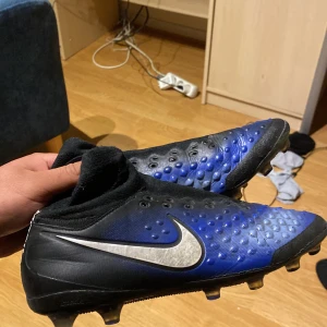 Nike magista fotbollsskor  - Tja säljer dessa sjukt par feta Nike magista fotbollsskor elite bästa material, väldigt sällsynta par skor som var populära år 2014/15 under VM, skorna är knappt använda då jag har växt ut de, tyvärr inga snören på skorna men skickar med det i paketet, pris är inte hugget i sten hör av er vid frågor!