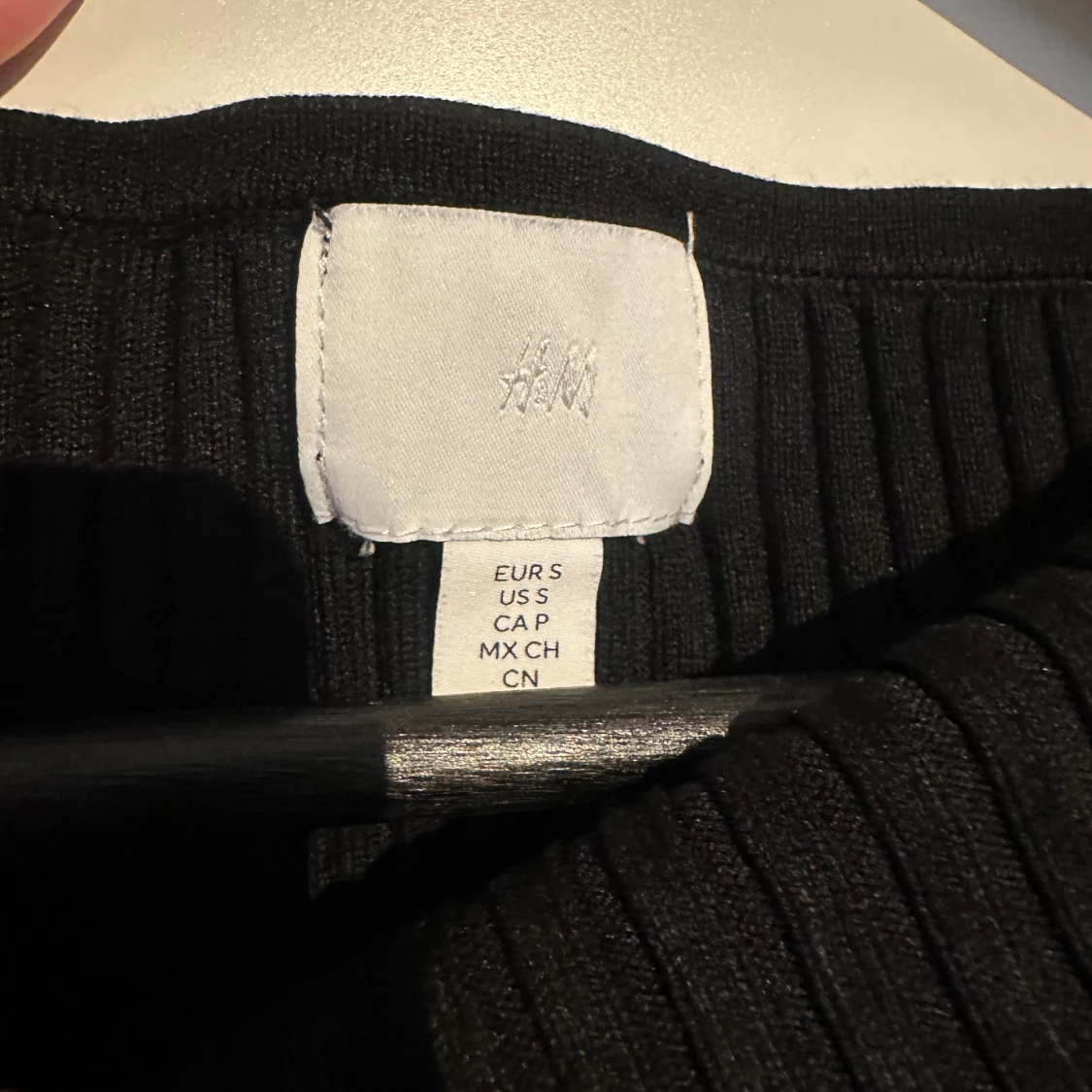 Svart ribbad croppad topp från H&M - 2