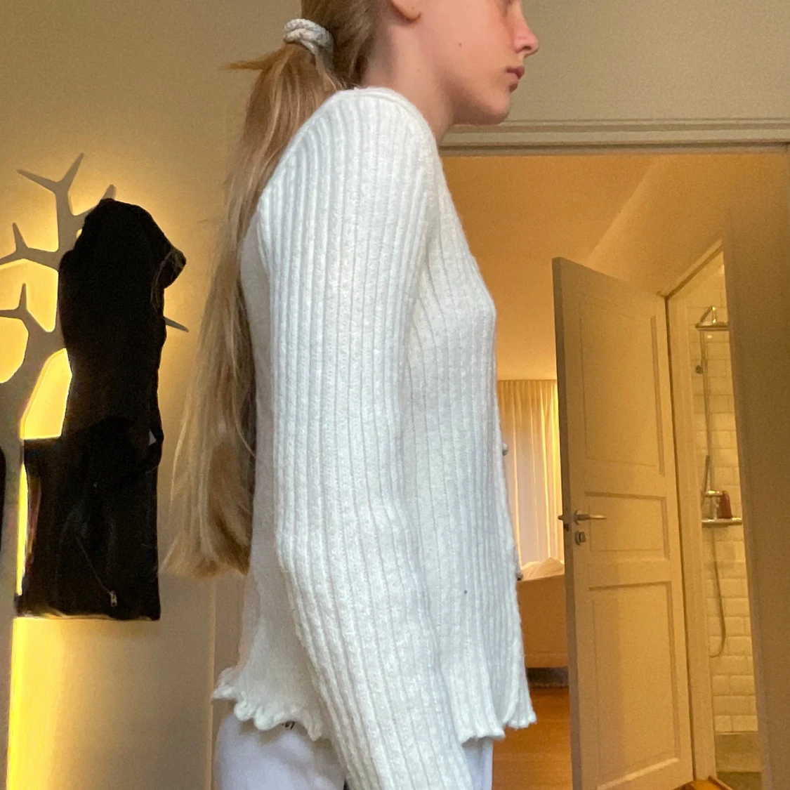 Vit stickad tröja med pärldetaljer - 2