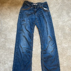 Blå jeans - Säljer ett par blå jeansbyxor från Subdued med låg midja och snygga fickdetaljer bak. Är använda rätt så mycket men endå väldigt bra skick! Köpta för 700kr