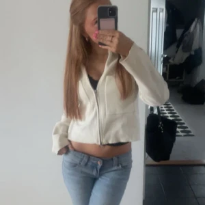 Cardigan från Åhléns  - Säljer en beige kofta/ jacka i storlek xs. Fint skick. 