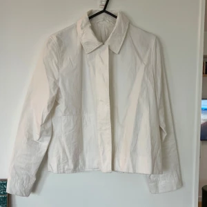 Vit croppad jacka från COS - Vit jacka från COS. Tyvärr har den blivit smutsig som jag inte fått bort från tvätten, se sista bilde 