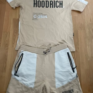 Hoodrich tracksuit - Feta till sommaren!!!!T shirt storlek S och shortsen storlek M 