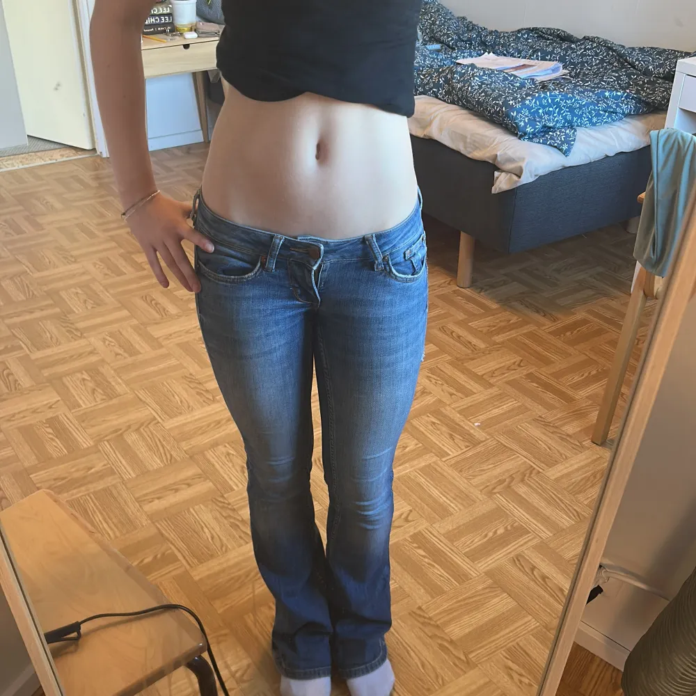 Säljer ett par klassiska blå bootcut jeans med låg midja. Jeansen har slitna detaljer vid benslut och ett litet hål på ena låret som man ej tänker på så mycket!!! Säljer dom pågrund av att dom har blivit för små:( skriv privat för frågor💗. Farkut & Housut.