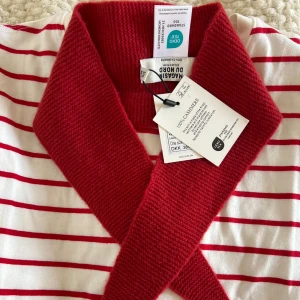 Cashmir scarf - Säljer en helt ny cashmir scarf med prislappen kvar. Köpes i Köpenhamn på magasin du nord