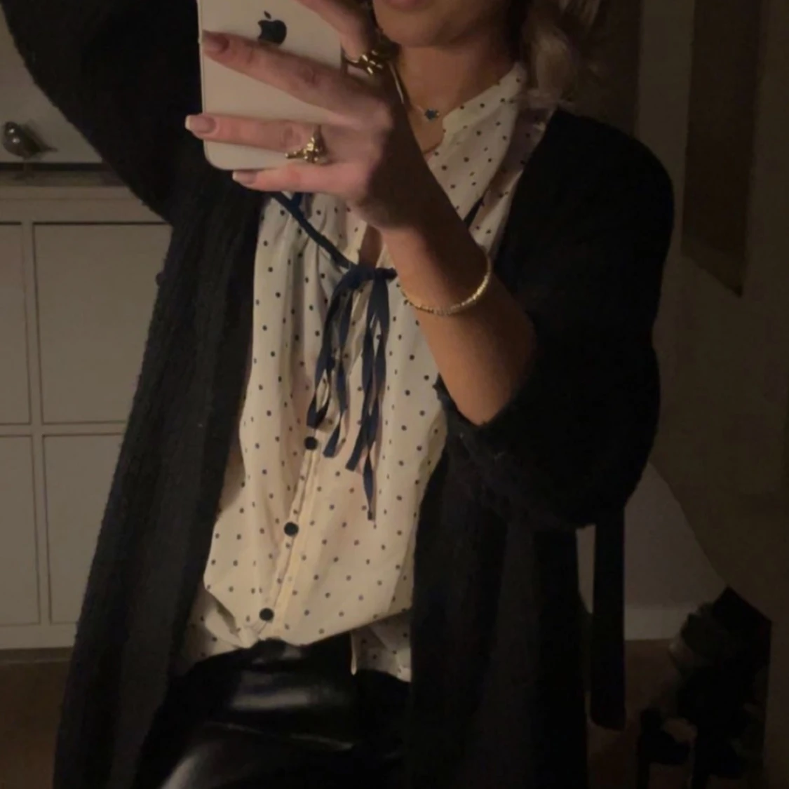 Prickig blus med svarta detaljer - 1