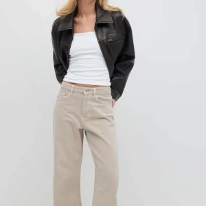 Beige wide jeans GinaTricot - Säljer ett par beigea jeans wide från GinaTricot i storlek 32 på grund av fel storlek. Endast provade. 