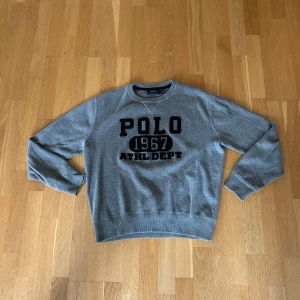 Ralph Lauren Tröja - Ralph Lauren Tröja | Skick: 9/10 - Storlek: M - Nypris: 2000 - Vårt pris: 299 - Skriv för mer frågor och funderingar 